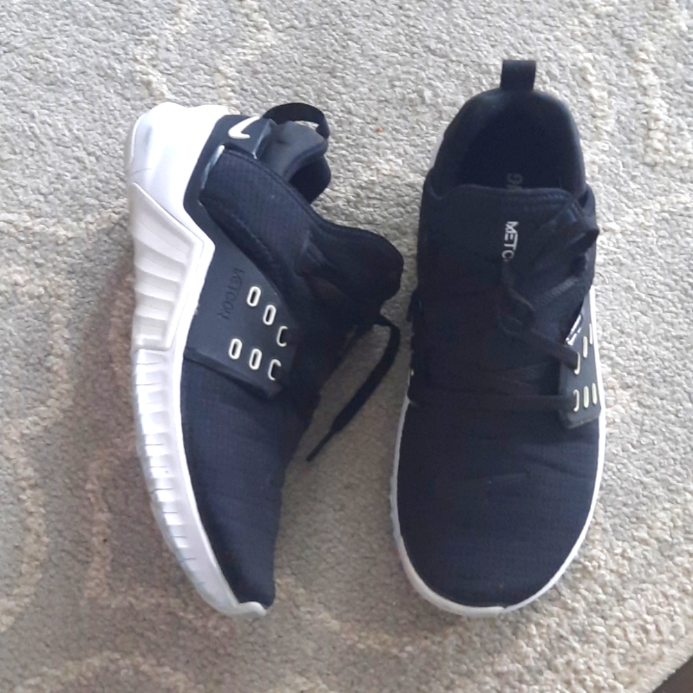 *BNWOT* black Metcons in size 7 women's